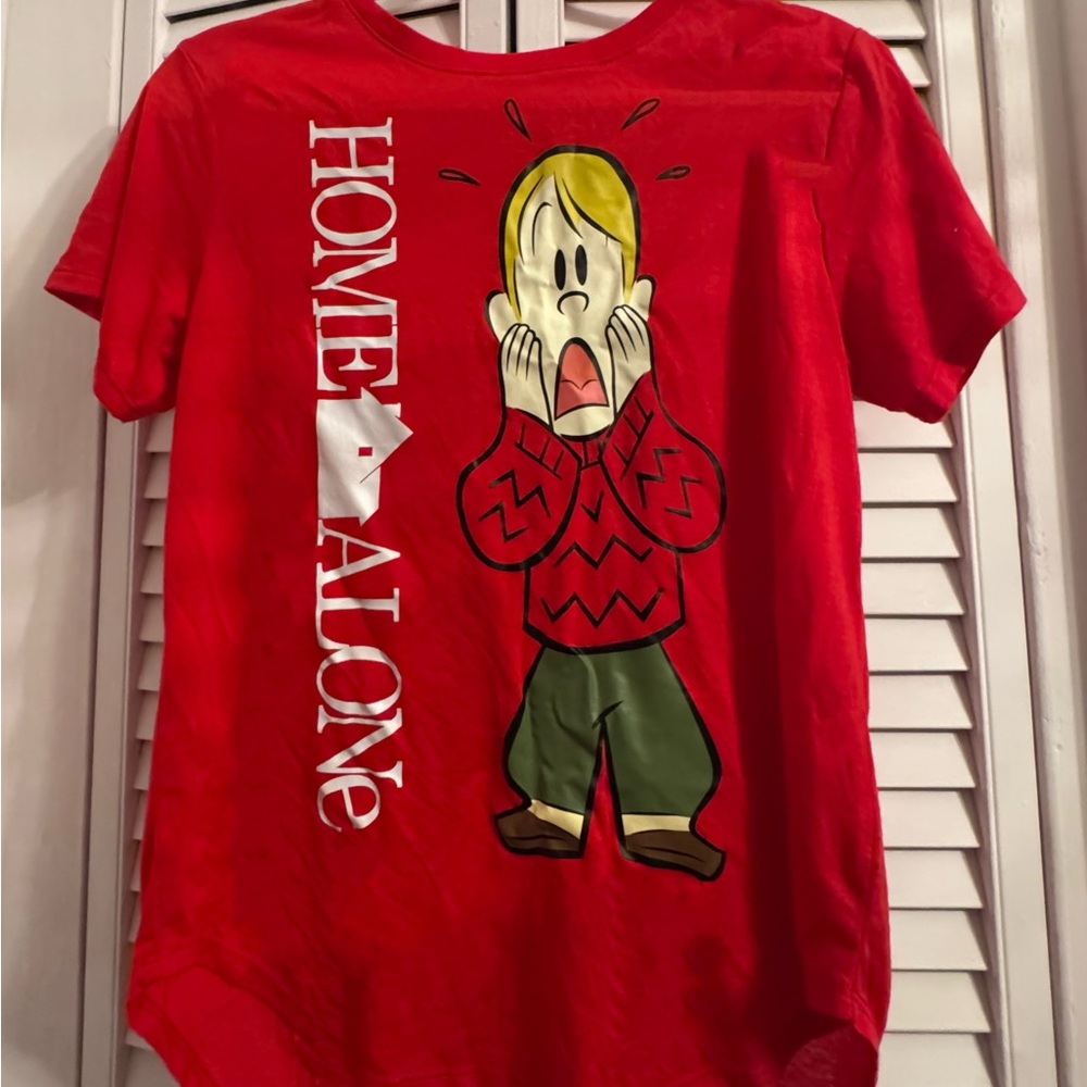 NWOT Women’s LG Disney Christmas Home Alone Christmas T-Shirt